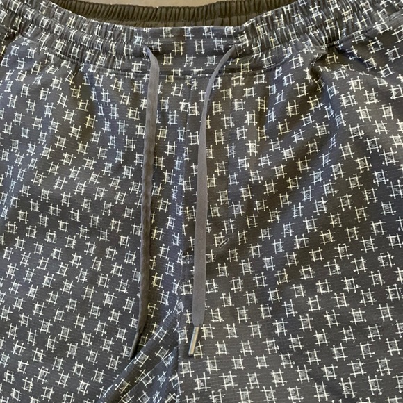 Lululemon Navy Pattern Men’s Shorts L - Picture 4 of 6